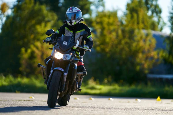2021 Riga Lettland Ung Man Åker Motorcykel Öppen Väg — Stockfoto