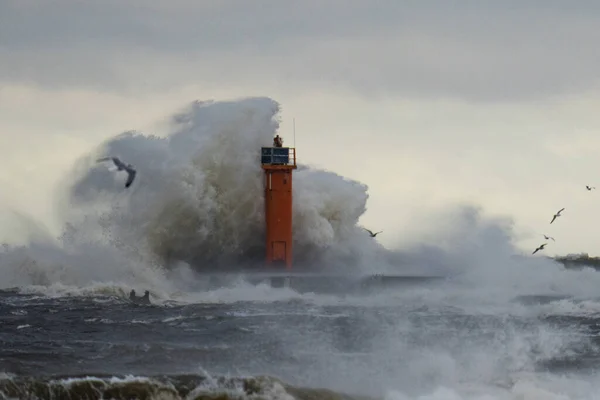 Stor storm nära en fyr — Stockfoto