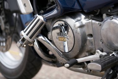 10-05-2020 Ropazi, Letonya motorsikletçisi boş asfalt yolda bisiklet sürüyor. spor bisikleti.