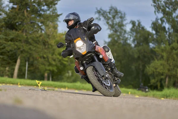 2020 Ropazi Letónia Motociclista Passeios Bicicleta Desportiva Por Estrada Asfalto — Fotografia de Stock