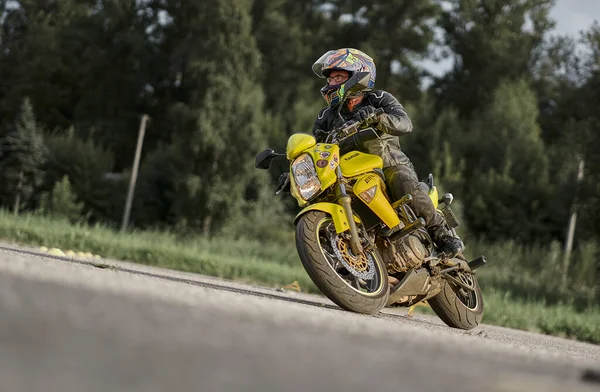 2020 Ropazi Lotyšsko Motocyklista Sportovních Kolech Jezdí Prázdné Asfaltové Silnici — Stock fotografie