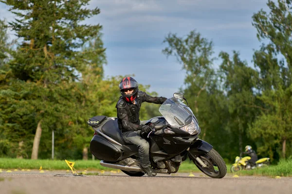 2020 Ropazi Lettonia Motociclista Giri Bicicletta Sportiva Strada Asfaltata Vuota — Foto Stock