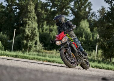 10-05-2020 Ropazi, Letonya motorsikletçisi boş asfalt yolda bisiklet sürüyor. spor bisikleti.