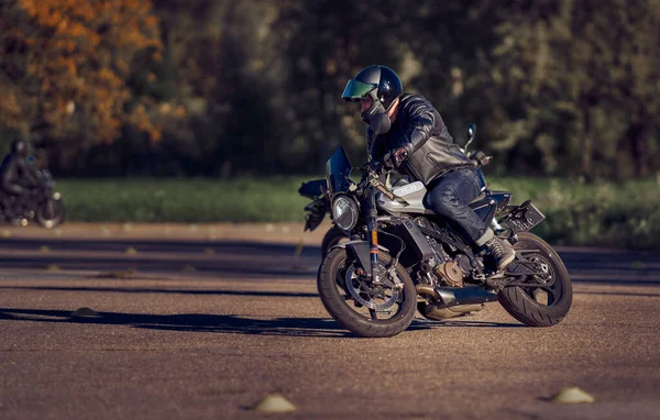 2020 Ropazi Lettland Motorradfahrer Bei Sportfahrradfahrten Auf Einer Leeren Asphaltstraße — Stockfoto