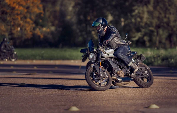 2020 Ropazi Letland Motorrijder Bij Sportieve Fietstochten Lege Asfaltwegen Sportfiets — Stockfoto