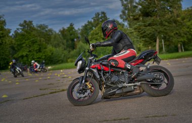 10-05-2020 Ropazi, Letonya motorsikletçisi boş asfalt yolda bisiklet sürüyor. spor bisikleti.