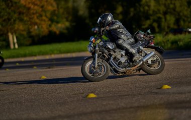 10-05-2020 Ropazi, Letonya motorsikletçisi boş asfalt yolda bisiklet sürüyor. spor bisikleti.