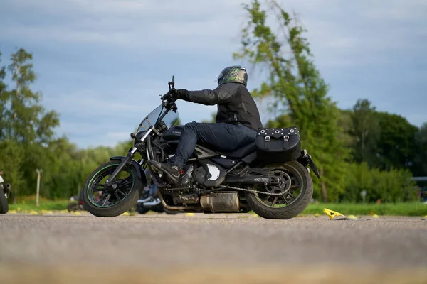 2020 Ропазі Латвійський Мотоцикліст Спортивних Велосипедах Порожній Асфальтовій Дорозі Спортивний — стокове фото