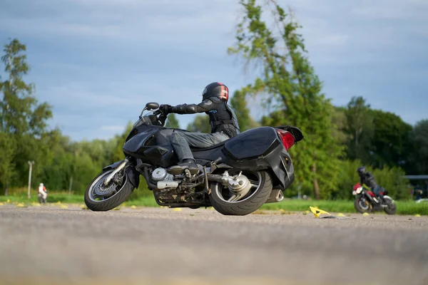 2020 Ropazi Letónia Motociclista Passeios Bicicleta Desportiva Por Estrada Asfalto — Fotografia de Stock