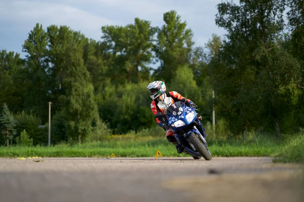 2020 Ропажи Latvia Motorst Спортивном Мотоцикле Едет Пустой Асфальтовой Дороге — стоковое фото