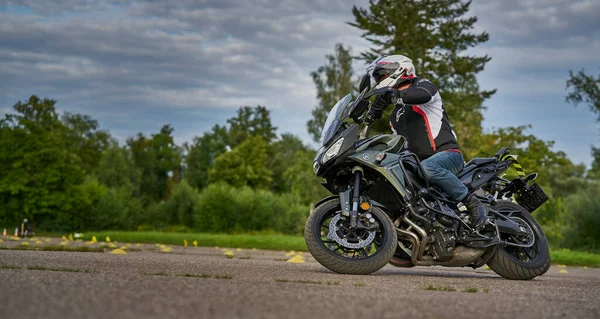 2020 Ropazi Latvia Motorcyclist Sport Bike Rides Empty Asphalt Road — Stok Foto