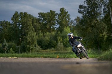 10-05-2020 Ropazi, Letonya motorsikletçisi boş asfalt yolda bisiklet sürüyor. spor bisikleti.