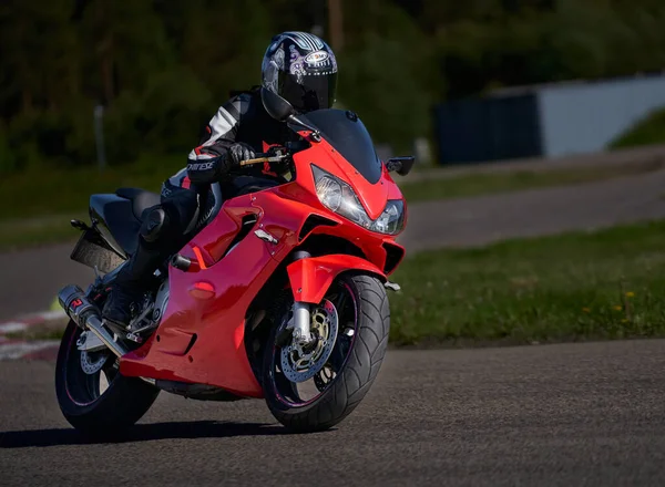 2020 Riga Latvia Motorcyclist Sport Bike Rides Empty Asphalt Road — Fotografia de Stock