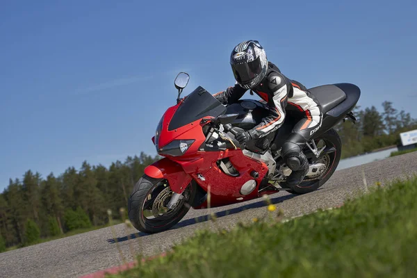 2020 Riga Latvia Motorcyclist Sport Bike Rides Empty Asphalt Road — Fotografia de Stock