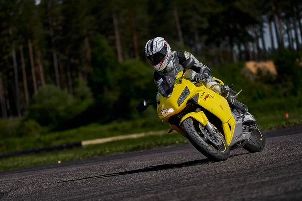 2021 Riga Latvia Motorcyclist Sport Bike Rides Empty Asphalt Road — 스톡 사진