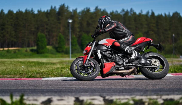 2021 Riga Latvia Motorcyclist Sport Bike Rides Empty Asphalt Road — Foto de Stock