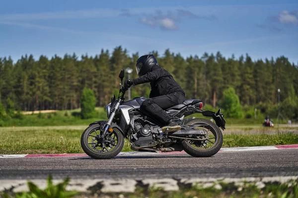 2020年里加 拉托维亚摩托车手 在空旷的沥青路面上骑摩托车 跑车大奖赛 超级自行车 电单车比赛 — 图库照片