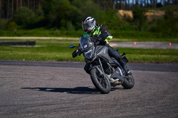 2020 Рига Латвійська Мотоциклістка Спортивних Велосипедах Порожній Асфальтовій Дорозі Спортивний — стокове фото