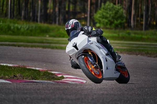 2021 Riga Latvia Motorcyclist Sport Bike Rides Empty Asphalt Road — Zdjęcie stockowe