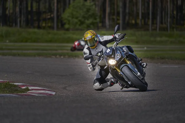 2021年5月11日 拉托维亚摩托车手里加 Riga 在空旷的沥青路面上骑摩托车 跑车大奖赛 超级自行车 摩托车比赛 骑摩托车的人穿着白色西服 头戴黄色头盔 跪了下来 — 图库照片