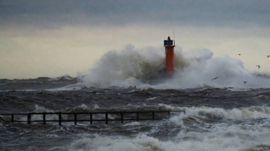 Deniz fenerinin yanında büyük bir fırtına