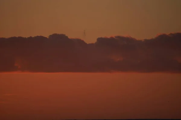 Cielo Anaranjado Atardecer Con Nubes — Foto de Stock