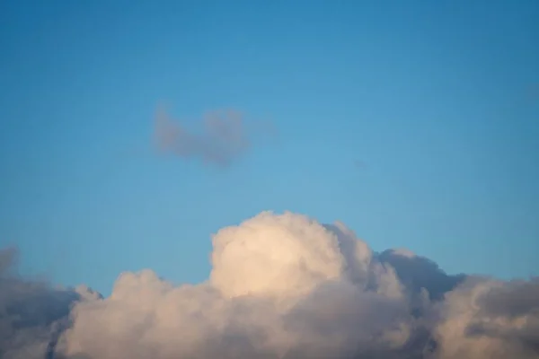 Alcune Nuvole Bianche Pittoresche Nel Cielo Blu — Foto Stock