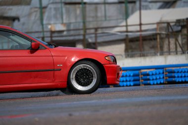 Kırmızı arabanın ön kısmı. Arabanın ön tekerleği.