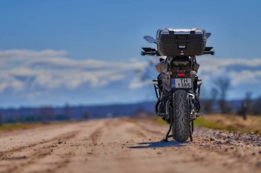 Macera Motosiklet Turu. Motosiklet macera konsepti.