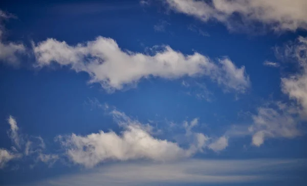 Cielo Blu Con Gonfie Nuvole Cumulo Adatto Come Sfondo — Foto Stock