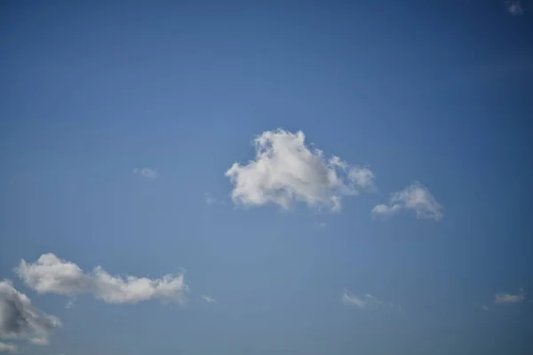 Nuvole Rotolano Nel Cielo Blu — Foto Stock
