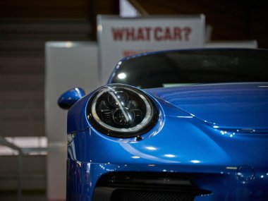 Güzel araba farlarını yakın çekim. Mavi araba, yakın çekim.