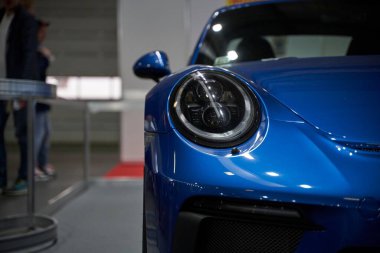 Güzel araba farlarını yakın çekim. Mavi araba, yakın çekim.