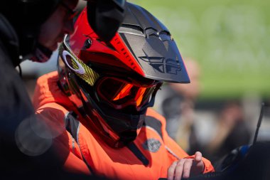 30-04-2022 Riga, Letonya Brutal motosikletli kimliği belirsiz bir motosiklet sürücüsü bir motosiklet geçidinde yer alıyor