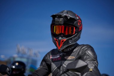 30-04-2022 Riga, Letonya Brutal motosikletli kimliği belirsiz bir motosiklet sürücüsü bir motosiklet geçidinde yer alıyor