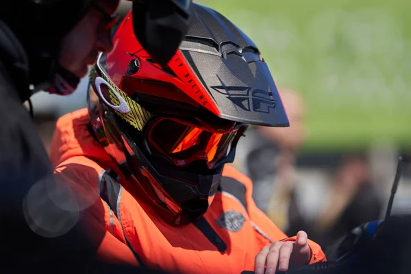 30-04-2022 Riga, Letonya Brutal motosikletli kimliği belirsiz bir motosiklet sürücüsü bir motosiklet geçidinde yer alıyor