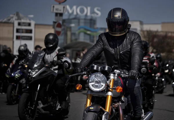 2022ラトビアリガマスクの未確認バイクライダーがオートバイのパレードに参加 — ストック写真