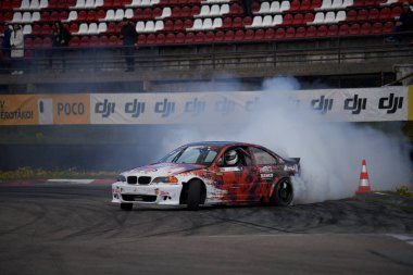 21-05-2022 Riga, Letonya arabası asfalt yarış pistinde sürükleniyor çok fazla duman ve hareket bulanıklığı olan..