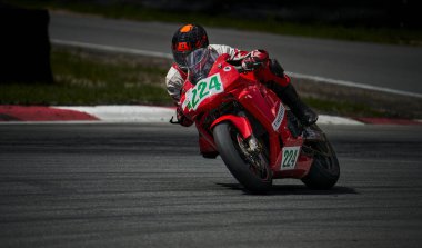 12-09-2022 Riga, Letonyalı adam asfalt yolda motosiklet sürüyor. Spor motosikletinde motosikletçi. Yoldaki motosiklet yarışçısı