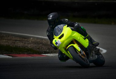 12-09-2022 Riga, Letonyalı adam asfalt yolda motosiklet sürüyor. Spor motosikletinde motosikletçi. Yoldaki motosiklet yarışçısı