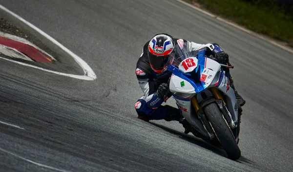 2022 Riga Latvia Man Riding Motorcycle Asphalt Road Motorcyclist Sport — Stockfoto