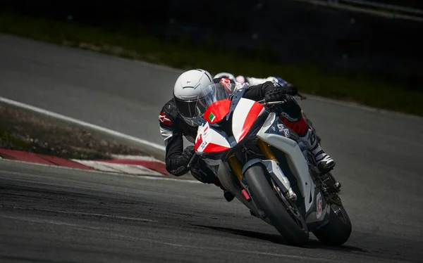 2022 Riga Letonia Hombre Montando Motocicleta Carretera Asfaltada Motociclista Moto — Foto de Stock