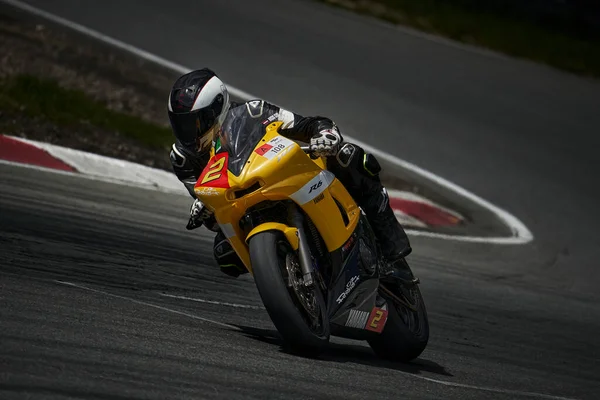 2022 Riga Latvia Man Riding Motorcycle Asphalt Road Motorcyclist Sport — Fotografia de Stock