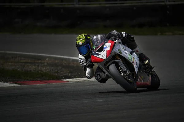 2022 Riga Letonia Hombre Montando Una Motocicleta Roja Por Una — Foto de Stock