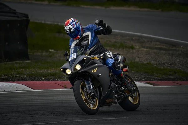 2022 Riga Letónia Motocicleta Estrada Divertindo Dirigindo Estrada Vazia Uma — Fotografia de Stock