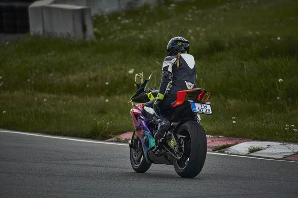 2022 Riga Letonia Motocicleta Drum Echitatie Distractiv Conducere Drumul Gol — Fotografie, imagine de stoc