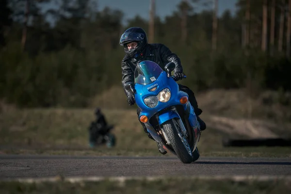 2022 Ρίγα Λετονία Άνθρωπος Ιππασία Μοτοσικλέτα Ασφαλτοστρωμένο Δρόμο Μοτοσικλετιστής Σπορ — Φωτογραφία Αρχείου