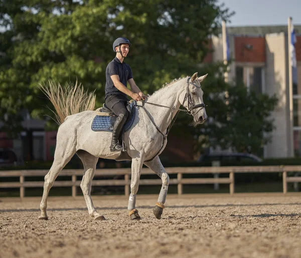 Mann Reiter Springt Mit Pferd — Stockfoto