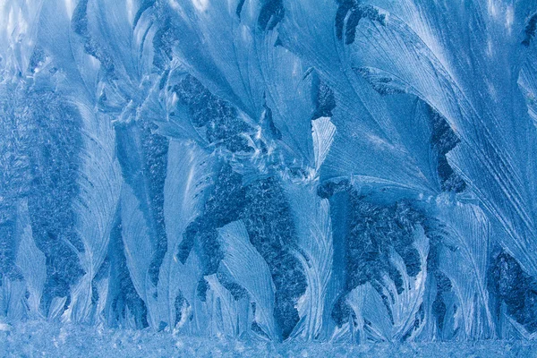 Mrazivý přírodní vzor na zimním okně — Stock fotografie