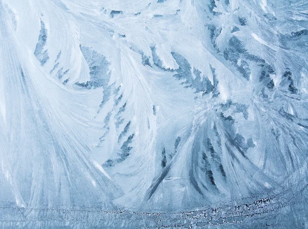 Морозная природная картина на зимнем окне — стоковое фото
